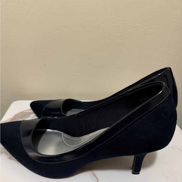 Comfort Plus by Predictions Navy Blue Heels with Pointed Toe and Medium Heel - Picture 3 of 4